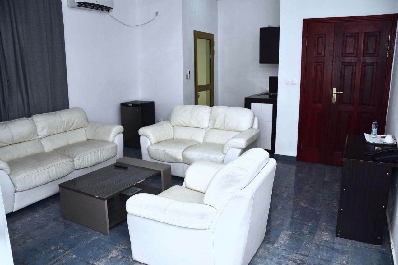 Hôtel La Couronne RW Yaoundé Exterior foto